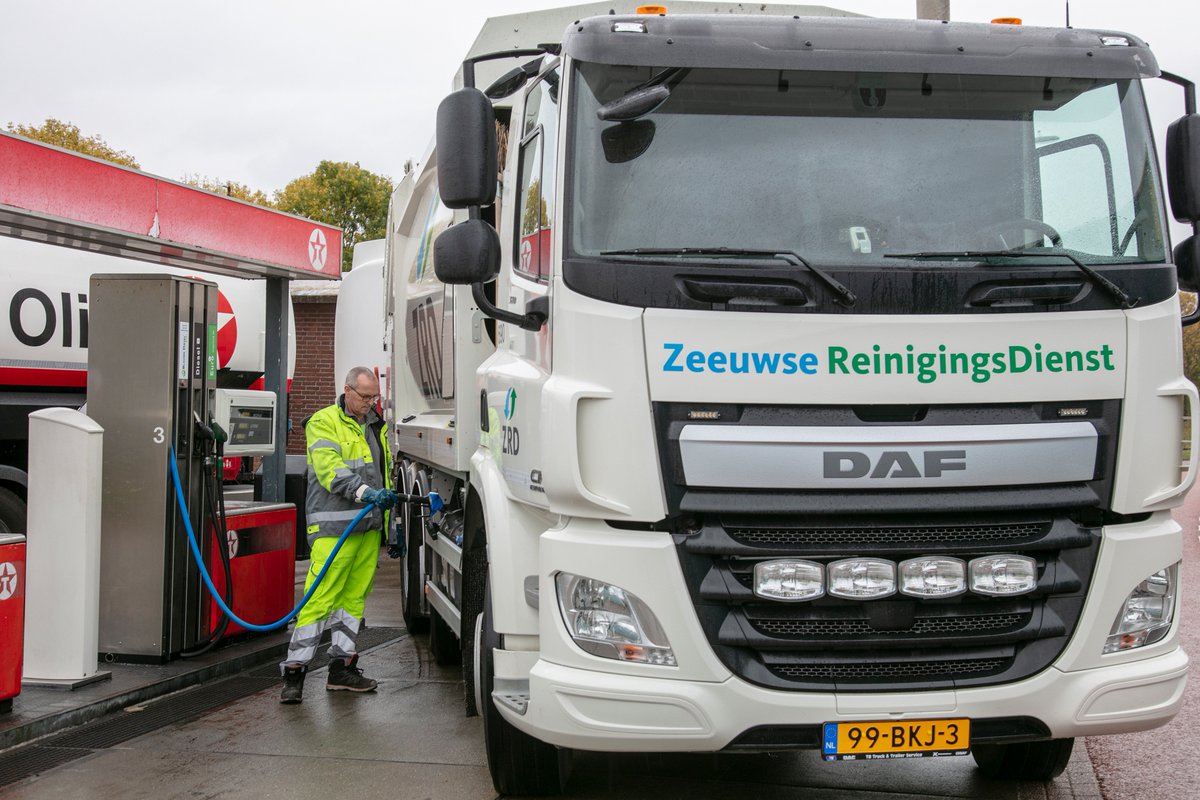 PaulMarinissen's tweet image. De ZRD rijdt op &apos;eigen afval&apos; met Blauwe diesel B50, een mix van 50% Blauwe Diesel (gemaakt van ingezamelde oliën/(frituur)vetten) en 50% conventionele diesel. Hiermee behalen we een CO2-reductie van 45%.  Bijkomend voordeel is beperking van uitstoot roet en fijnstof met 16,5%.