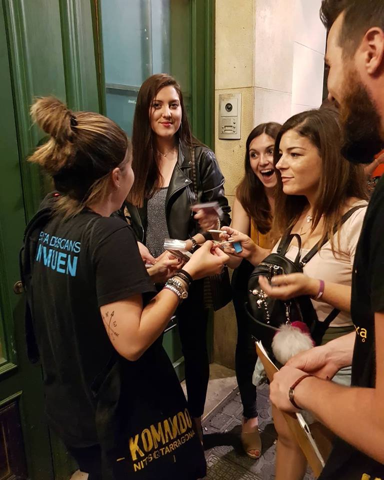 TGNAjuntament's tweet photo. Coneixeu el @KomandoNitsQ? És un grup de joves agents de salut que durant les nits d’oci informen sobre substàncies, alcohol, conducció, sexe segur i transport públic.

📌 Sortiran aquest dissabte, 10 de novembre, de les 24 a les 4 h aprox., pels locals i carrers de #Tarragona. https://t.co/CKGetGVfZb