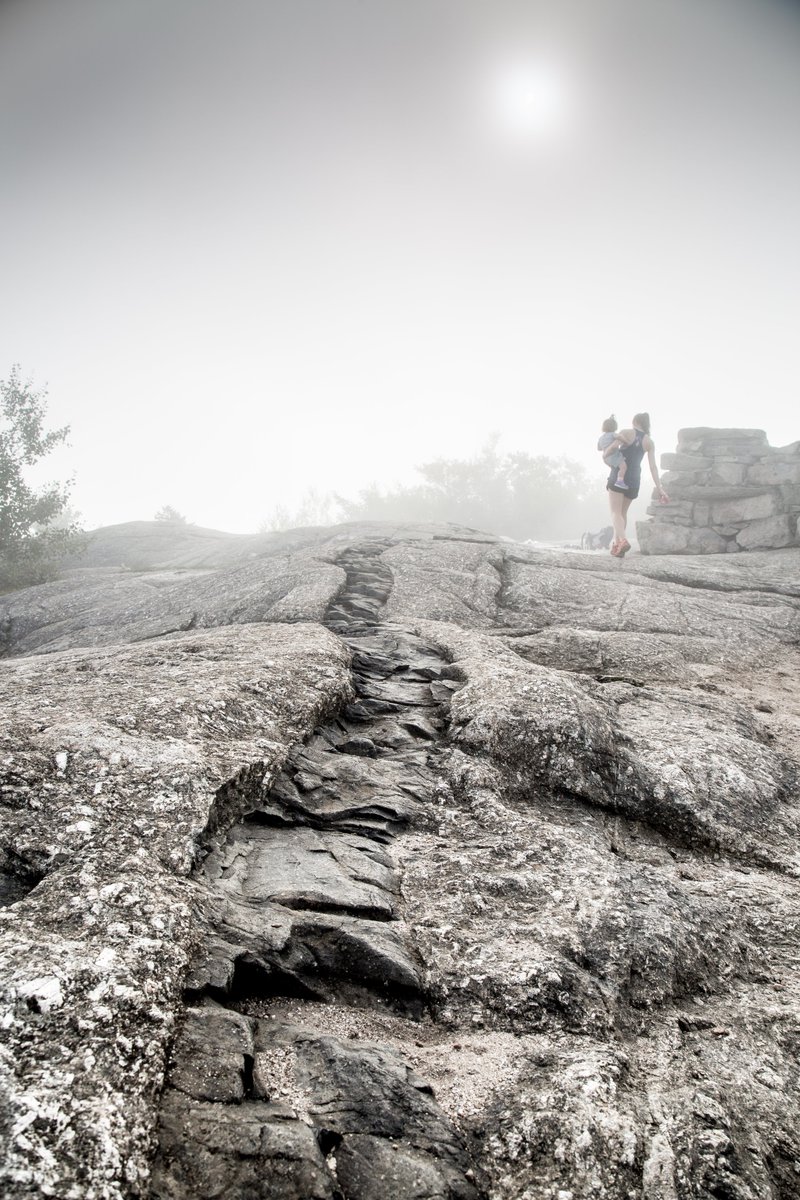 mseigz's tweet photo. Family hiking in NH. Those igneous intrusions though! #NH #hiking #family #geology #photography #babyhiker #parents #getoutside @AmericanHiking @VisitNH @NHStateParks https://t.co/f30NxXCq7v