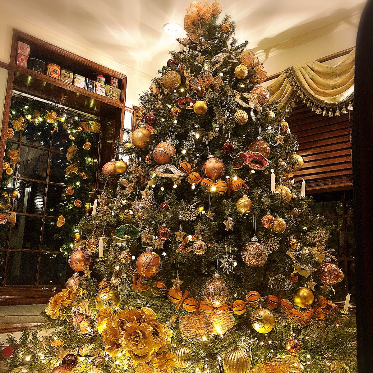 りゆたま No Twitter サロンに大きなクリスマスツリー が登場 仮面舞踏会がテーマのツリーなのですよ 紅茶教室 Chatea 仮面舞踏会 クリスマスツリー