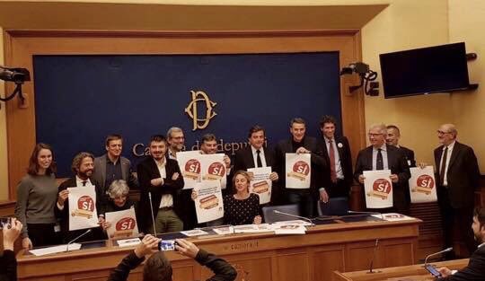 DanyRoma83's tweet photo. Che bravi quelli del PD, quelli che dovrebbero essere i primi contrari alla privatizzazione, quelli che se sò magnati tutta l’#atac e mò la vogliono privata, #MaTeNeRendiConto de quanto fanno schifo?
#mejodeNO https://t.co/KJuESOBG8u