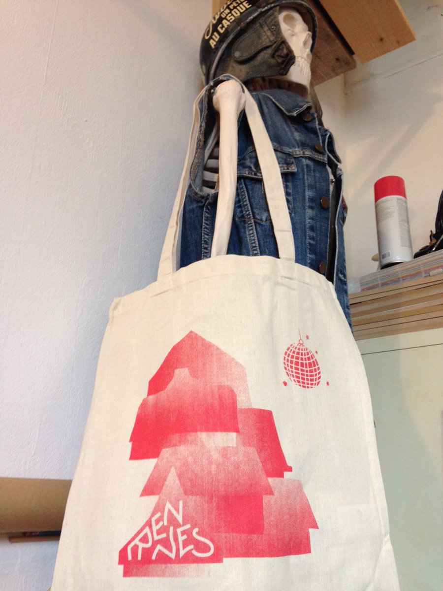 USEITRennes's tweet photo. On aura aussi des totebags, des affiches, des cartes postales et des stickers à vendre (dont le fameux galette-saucisse) 💸 https://t.co/VxJDLs09o5