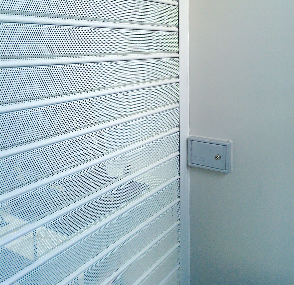 GrupoAlumisan's tweet photo. Las #persianas #microperforadas son una opción ideal para #cierres de #comercios y #negocios. Permiten la #visibilidad desde el exterior y mantienen la #seguridad del interior.
#GALPER #fabricación #amedida #AlumisanAsistencia #instalación #Galicia #Asturias #CastillaLeón https://t.co/pdk9zu5iKM