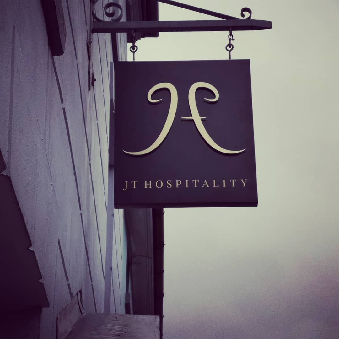 abersign's tweet image. JT at 3 signs are up ☁️ not the nicest weather but they&apos;re looking good nonetheless 👌 
#hangingsign #brushedgold #signtransformation