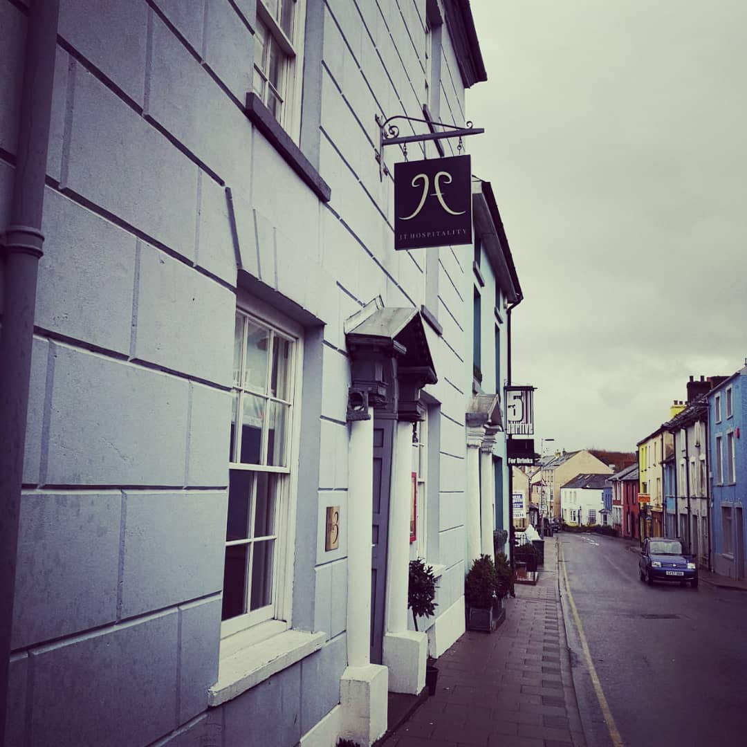 abersign's tweet image. JT at 3 signs are up ☁️ not the nicest weather but they&apos;re looking good nonetheless 👌 
#hangingsign #brushedgold #signtransformation