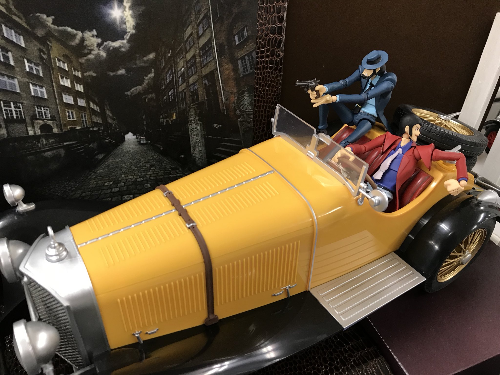 ありん V Twitter 本日のルパンと次元 車で敵から逃げるの図 ルパンの愛車といえば Fiat500が有名だけど 個人的にはこのベンツsskが好きです 美術館で飾られるレベルの車らしいですが アニメで毎回のように壊れてますね