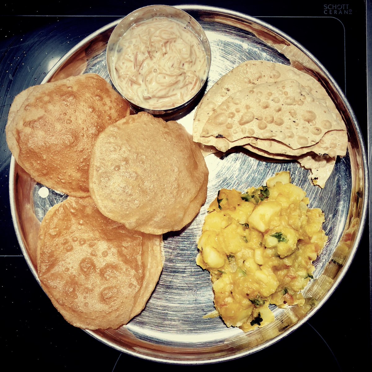 Nishaobgyn's tweet photo. No festival is complete without food, glorious food.
#DiwaliDinner #FestiveFood #CalorieBomb #DoctorsCanCook #Vegetarian #HappyDiwali2018 https://t.co/lTmjB6HFGJ
