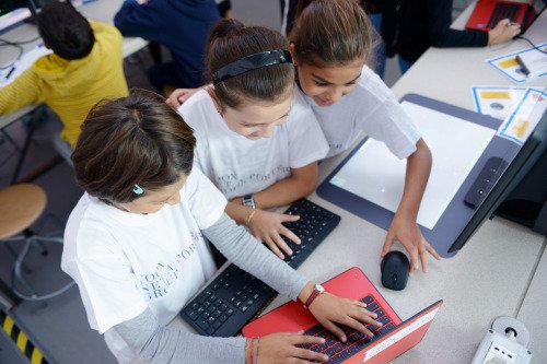 The gender gap in tech needs to be tackled from an early age to empower girls to pursue careers in tech. This is why @YNAP and <a href="/FG_Fondazione/">Fondazione Golinelli</a> teamed up during #CodeWeek to run activities on coding: blog.codeweek.eu/post/179547687…