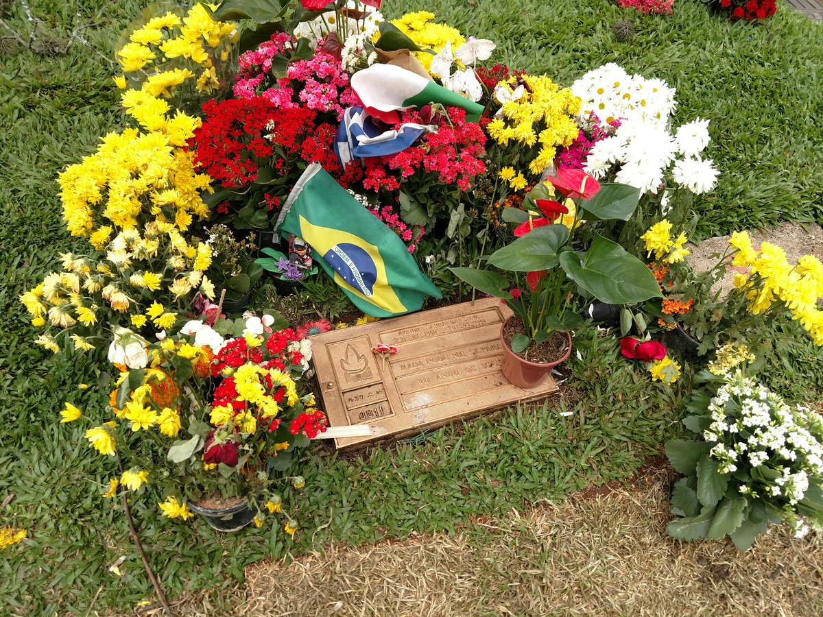 In Sao Paulo for the motor show (have to leave before the GP)... in an afternoon on Monday where I had some time, I went to Senna's grave... Amazingly humble, no different from any of the others in this publicly accessible cemetery.
