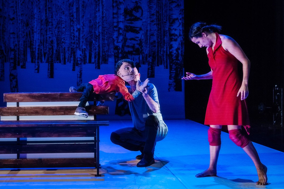 In het Parool: "Met Blood Kiss brengen AYA en KNPV een lekker tegendraadse ode aan de veerkracht en fantasie van kinderen."