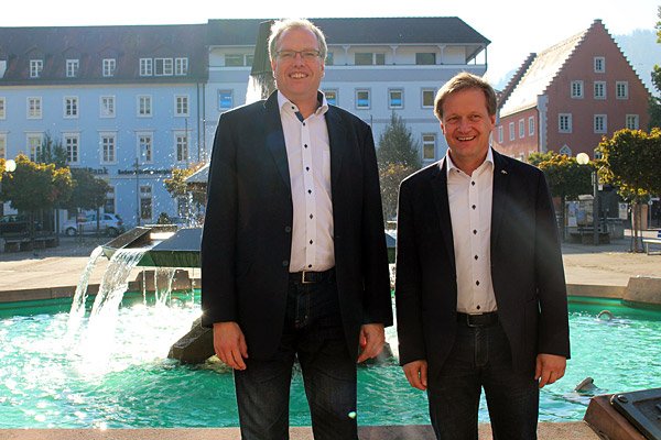 schuetteMdL's tweet photo. Interessantes Gespräch mit Bürgermeister Peter Reichert in Eberbach. Es ging u.a. um die Themen Kinderbetreuung, Digitalisierung der Schulen und die großen Vorhaben der Stadt wie dem neuen Feuerwehrhaus und einem neuen Kindergarten. https://t.co/T6ufg6dHoC https://t.co/XYlRMVT9fy
