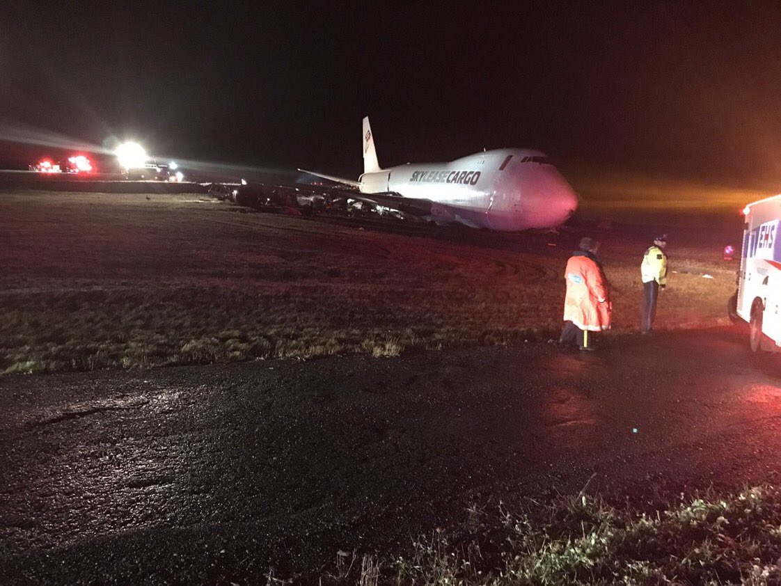 TomPodolec's tweet photo. Sky Lease Cargo #GG4854 Boeing 747-400F has gone off the end of the runway in Halifax on arrival from Chicago.
Pilot: “Tower, SkyCube 4854 is off the runway, requesting a full emergency assistance... full emergency support”.
Crew safely evacuated aircraft.
📷 @CarlPomeroyCTV https://t.co/73ZJEU6vIb