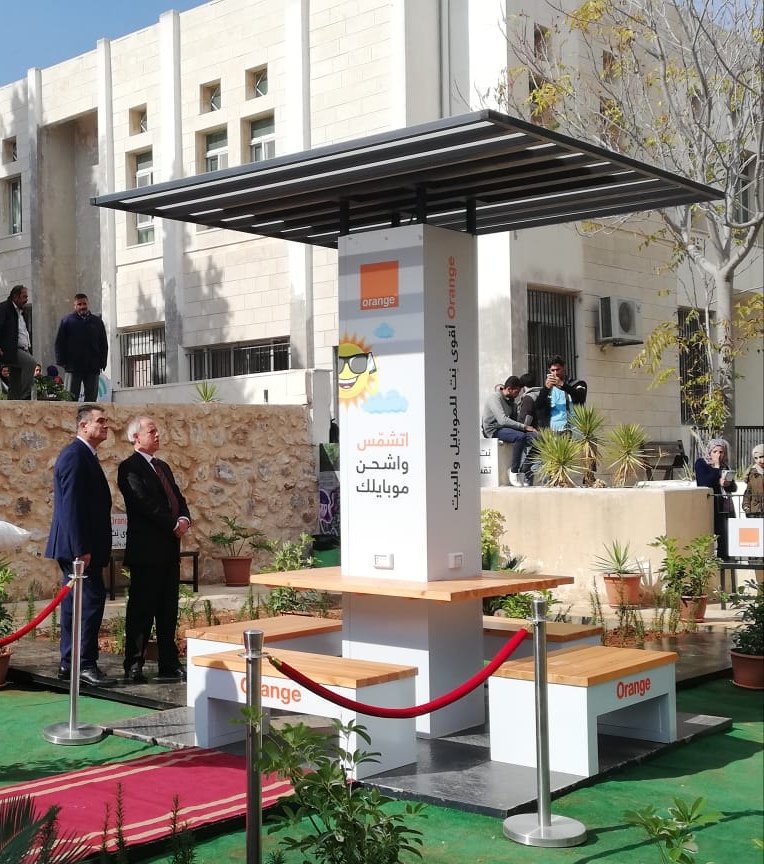Orange Jordan (@orangejo) on Twitter photo شبابنا مستقبلنا، وهدفنا نمهدلهم الطريق للإبداع، اليوم موجودين بـ <a href="/AlBalqaUni/">Al-Balqa Applied University</a> العريقة مع رئيسها الأستاذ الدكتور عبدالله الزعبي، لنفتتح مختبر Orange، وحديقة Orange اللي فيها Wi-Fi مجاني للطلاب، ومحطات شحن صديقة للبيئة ليشحنوا أجهزتهم، ومعرض ليسهل عليهم إجراءات الاشتراك بعروضنا. شبابنا مستقبلنا، وهدفنا نمهدلهم الطريق للإبداع، اليوم موجودين بـ <a href="/AlBalqaUni/">Al-Balqa Applied University</a> العريقة مع رئيسها الأستاذ الدكتور عبدالله الزعبي، لنفتتح مختبر Orange، وحديقة Orange اللي فيها Wi-Fi مجاني للطلاب، ومحطات شحن صديقة للبيئة ليشحنوا أجهزتهم، ومعرض ليسهل عليهم إجراءات الاشتراك بعروضنا.