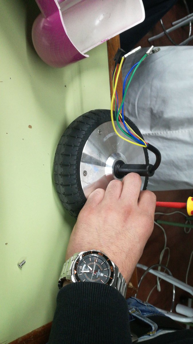 Rueda, rueda, ruedaaa 🎶🎶🎶#karrokit #emprendimiento <a href="/iestomvalmadrid/">IES Tomas y Valiente</a>