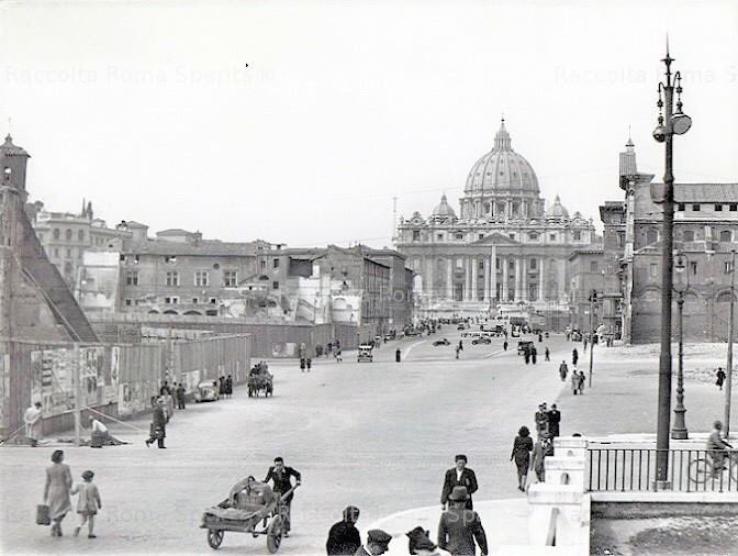 #Roma meravigliosa 1940 #viadellaConciliazione con i #borghi in demolizione #lagrandebellezza <a href="/TrastevereRM/">Trastevere</a> <a href="/SaiCheARoma/">Sai che a Roma</a>