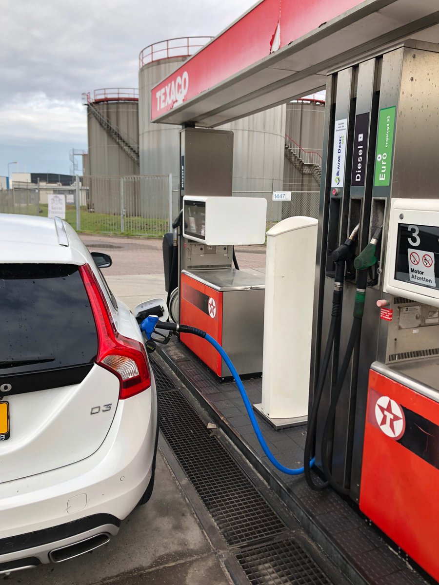 PaulMarinissen's tweet image. De ZRD rijdt op &apos;eigen afval&apos; met Blauwe diesel B50, een mix van 50% Blauwe Diesel (gemaakt van ingezamelde oliën/(frituur)vetten) en 50% conventionele diesel. Hiermee behalen we een CO2-reductie van 45%.  Bijkomend voordeel is beperking van uitstoot roet en fijnstof met 16,5%.