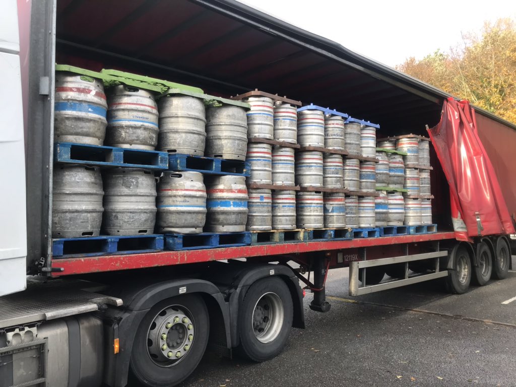 HumberbeatRoads's tweet image. Anyone for a keg through their windscreen? 😮 Seven rows of kegs completely insecure! Driver reported and load secured before moving off #insecureload #832
