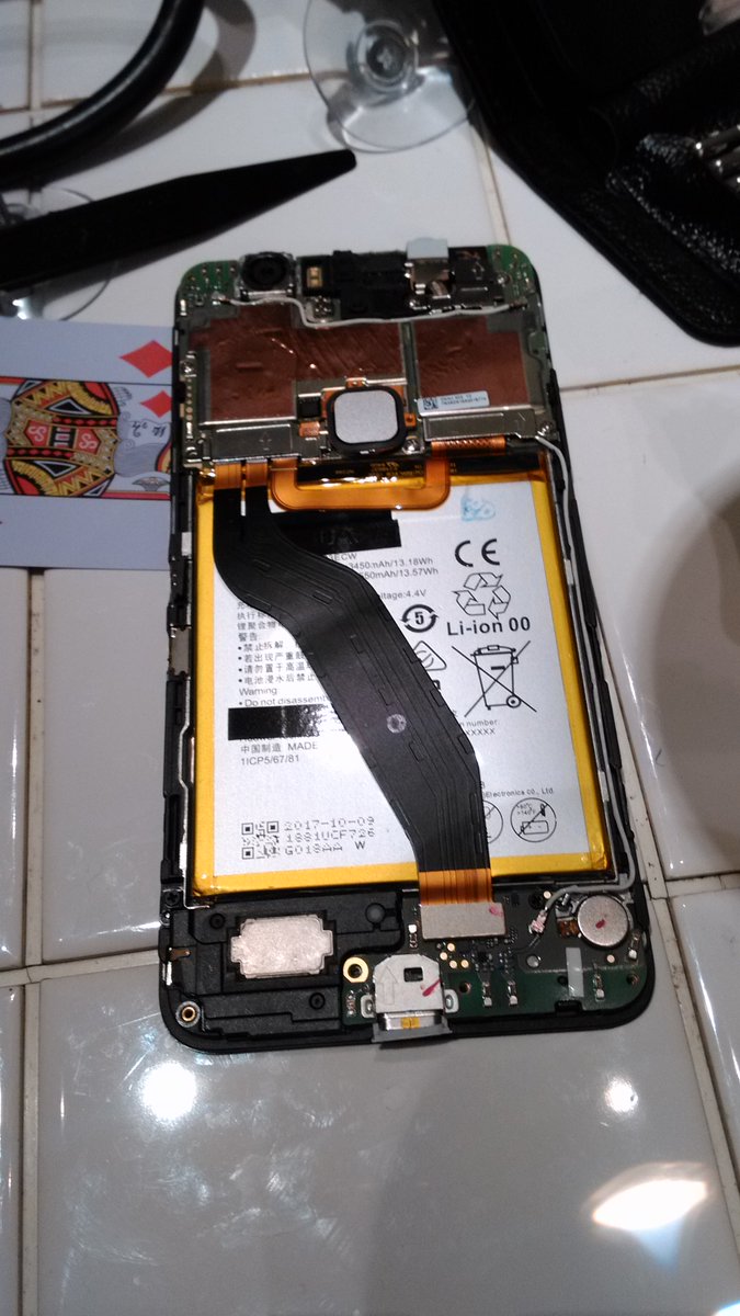 小阪淳 スマホの電池交換 ヒートガンで温めて接着剤を柔らかかしながらもめっちゃひやひやする 一応無事に動いた ヒートガンで温めるタイプの分解は初めて