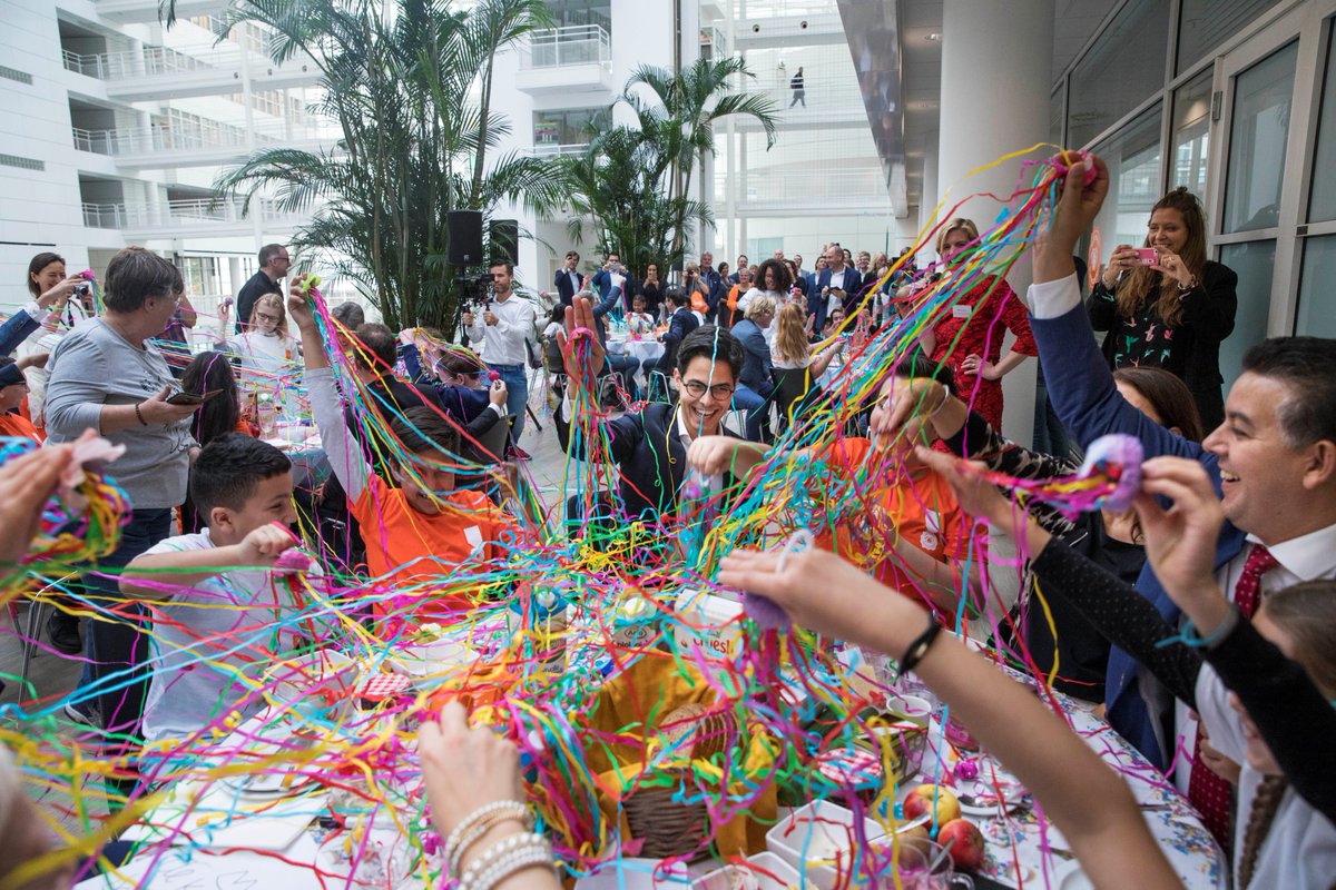 🍎Kinderen, wethouders en kamerleden vieren feest aan de ontbijttafel. <a href="/KParbhudayal/">Kavita Parbhudayal</a> "Ik vind het belangrijk dat kinderen altijd de zorg krijgen die ze nodig hebben en daar hoort een gezond ontbijt bij." tinyurl.com/y8bht9hx
