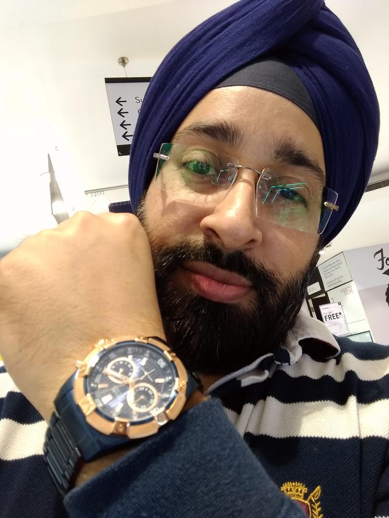 gagan_response's tweet photo. @shoppersstop #StyleWatchAtSS Bought another one today. I love Guess watches. @VHetal https://t.co/YuIJtHIpN6