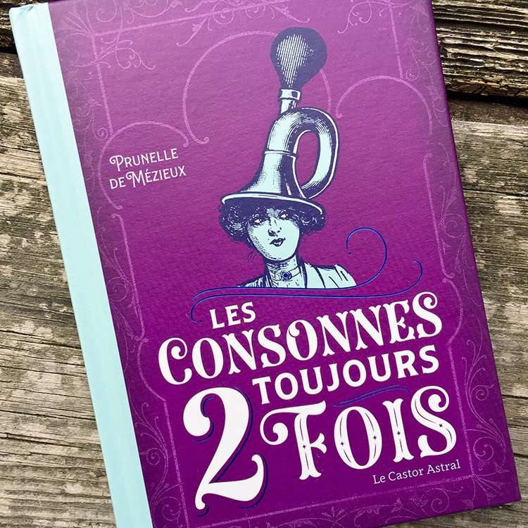 Oyez oyez !
"Les Consonnes toujours 2 fois" paraît aujourd'hui et il va visiblement vous en mettre plein la vue ! 
Courez vite chez votre libraire ou sur augustederriereboutique.fr/87-prunelle-de…
➔ Le 18/10, c'est la journée d'Eddy Kass. On vous en dit plus bientôt