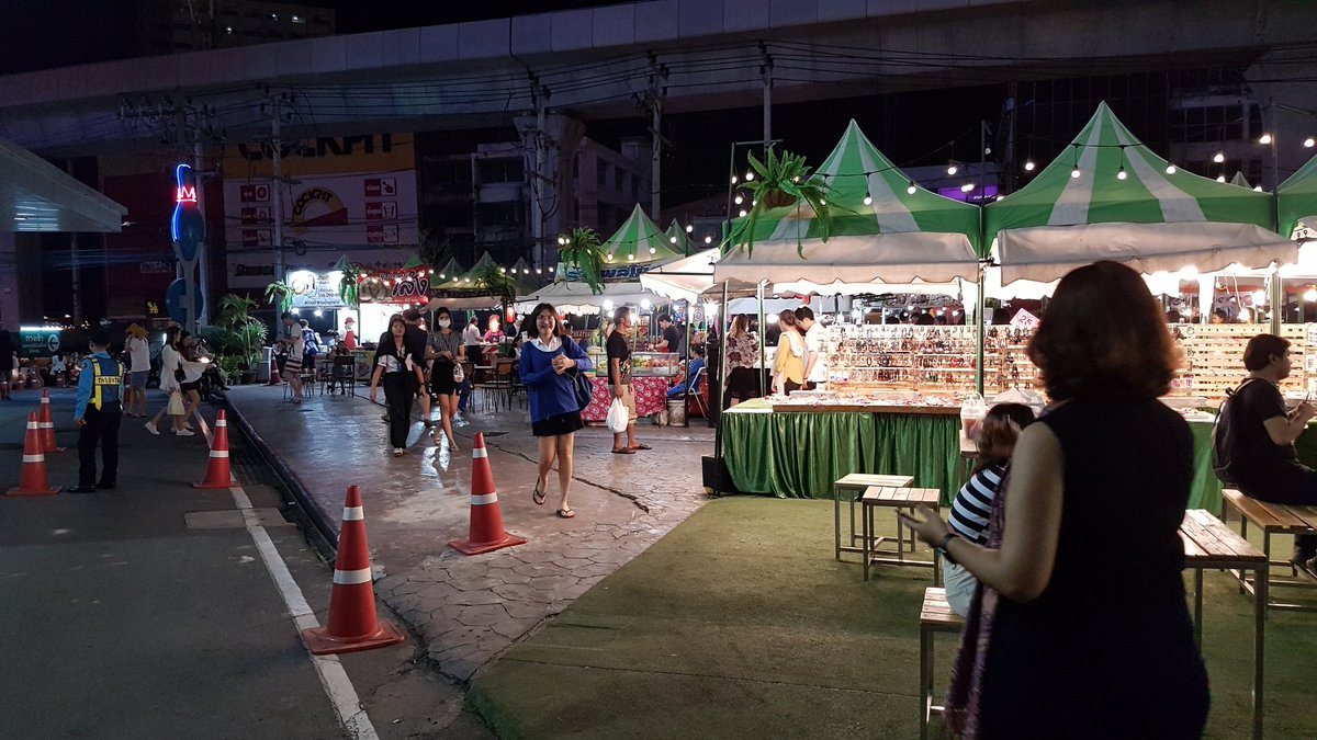 Phuket_Sammy's tweet photo. Every time I go to Major #Ratchayothin, which since the train construction started is not often, they've entirely changed.

Build shops, tear down. New restaurants, gone. Constant flux.

#Bangkok https://t.co/UFn3LRXyIN