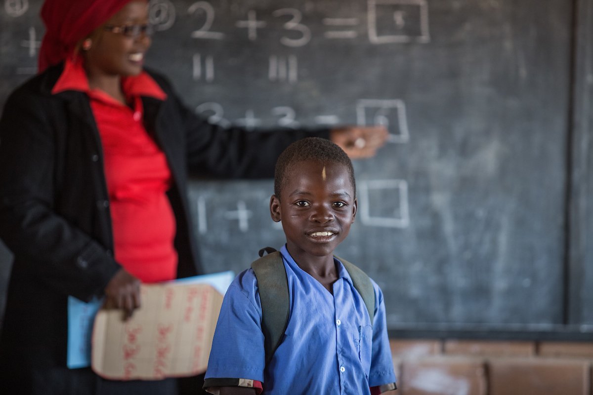 Build_It_Int's tweet photo. Chitukuko primary school was built by our young trainees from the local community. The new school means that children like Mathew no longer have to walk up to four miles to attend class 
#BuildingBrighterFutures #Zambia #WednesdayWisdom
📷 Photo by @jenbruce1 for @CommForDev https://t.co/5LoSwvpEYM