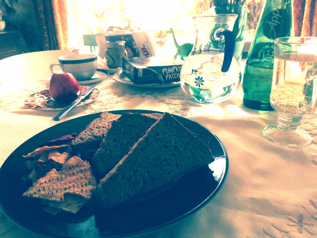 SweetWilliamsEm's tweet image. Being a gardener on a rainy day can be a bit challenging. But when your client invites you in from the storm and presents you with an unexpected and beautiful lunch, the day gets much brighter! 😁 #Cardiff #kindness