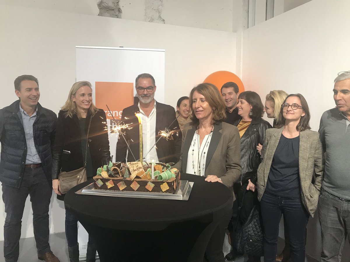 clere_nathalie's tweet photo. 1 an déjà ! #orangebankniversaire 🍾200000 clients pour @OrangeBankFR merci aux équipes @OrangePACA pour cette belle année 😀#paiementmobile https://t.co/525fn0KNji