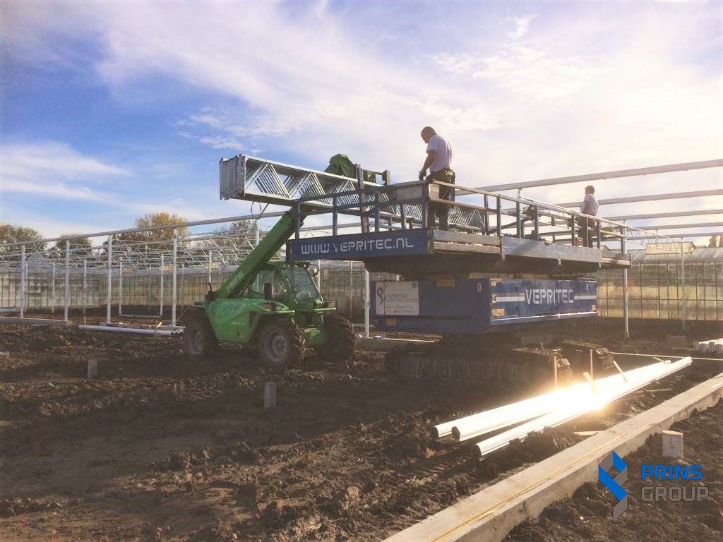 prinsgroup's tweet photo. Vorige week zijn bij ons #kasproject in #Ridderkerk de waterafvoeren geplaatst. Deze week is de bouw van het project gestart en inmiddels staat het eerste deel van de #staalconstructie omhoog. Meer weten? https://t.co/LEH4Ggkxzx #TheTotalGrowingSolution #kassenbouw #tuinbouw https://t.co/EDPl8rMPWl