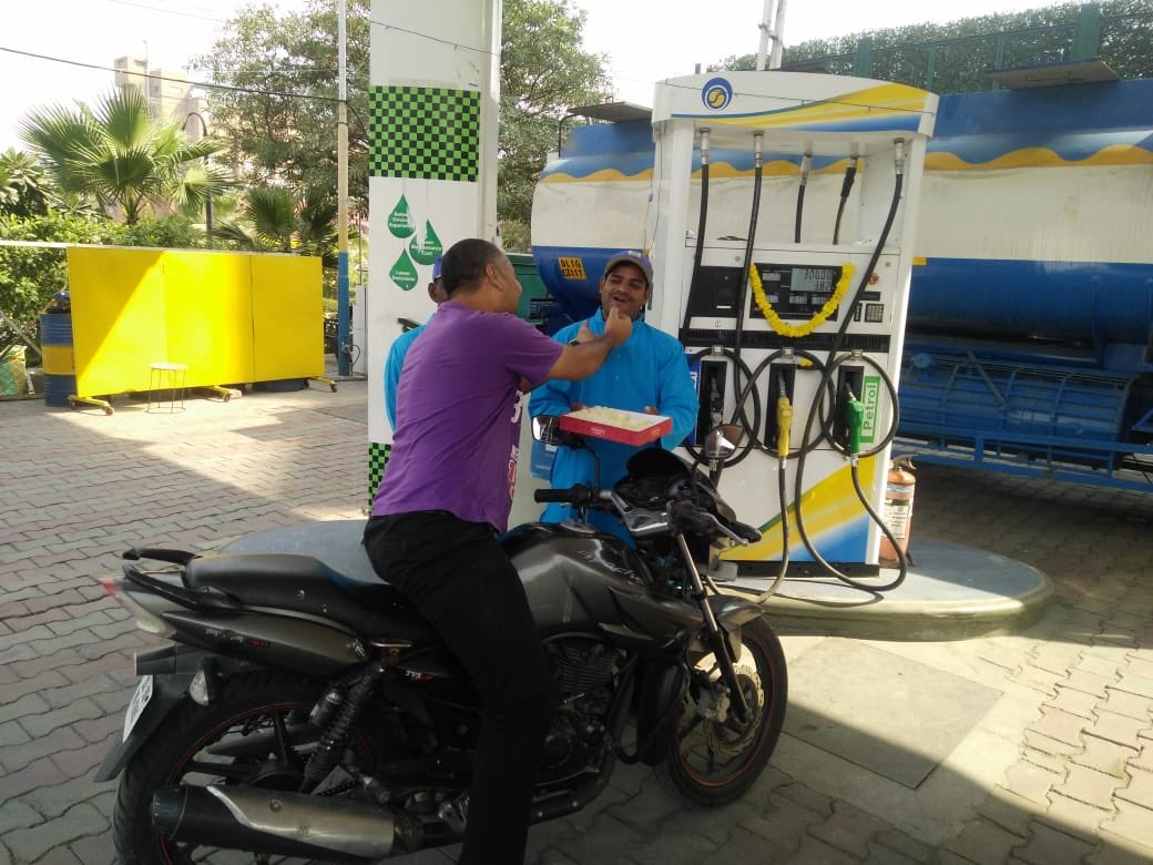 hussain_f13's tweet photo. Celebrating the spirit of oneness and happiness with our esteemed customers at the forecourt of Delhi ROs this pollution free #Diwali2018.@rakeshsinhabpc @BPCLRetail @BPCLimited @AbbasAkhtar18 @BPCRetailDelhi https://t.co/autPzLrNSj