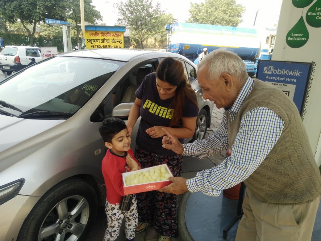 hussain_f13's tweet photo. Celebrating the spirit of oneness and happiness with our esteemed customers at the forecourt of Delhi ROs this pollution free #Diwali2018.@rakeshsinhabpc @BPCLRetail @BPCLimited @AbbasAkhtar18 @BPCRetailDelhi https://t.co/autPzLrNSj