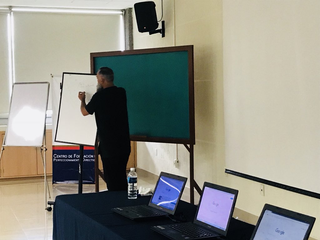 sapica_trst's tweet photo. #workshop herramientas para la creatividad en tu empresa con @plazas_javier #IIFF18 https://t.co/u0KZHExE3a
