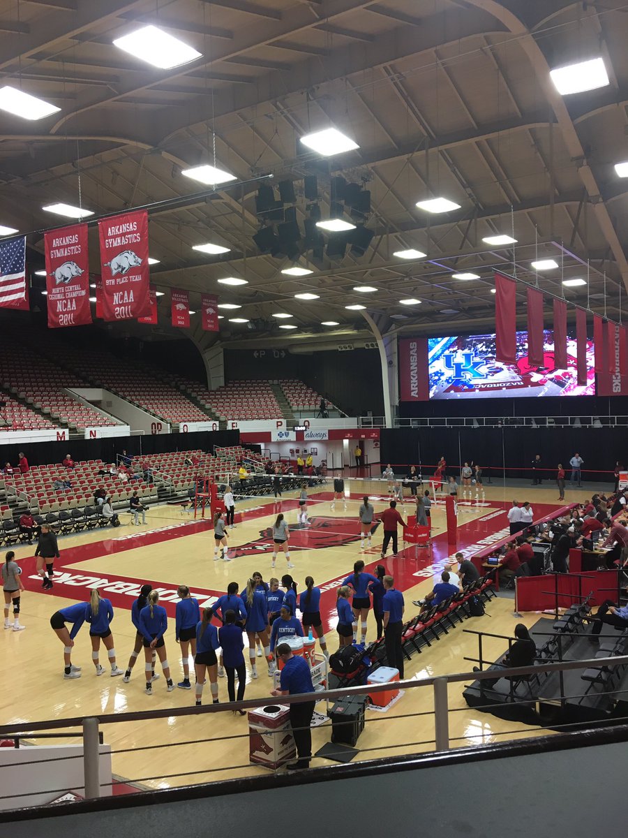 brandondaviswx's tweet photo. Live again in Barnhill as @RazorbackVB hosts @KentuckyVB. Match will start in 13 minutes! #ARKvsKEN @UATravSports https://t.co/eCTHDcY1lX