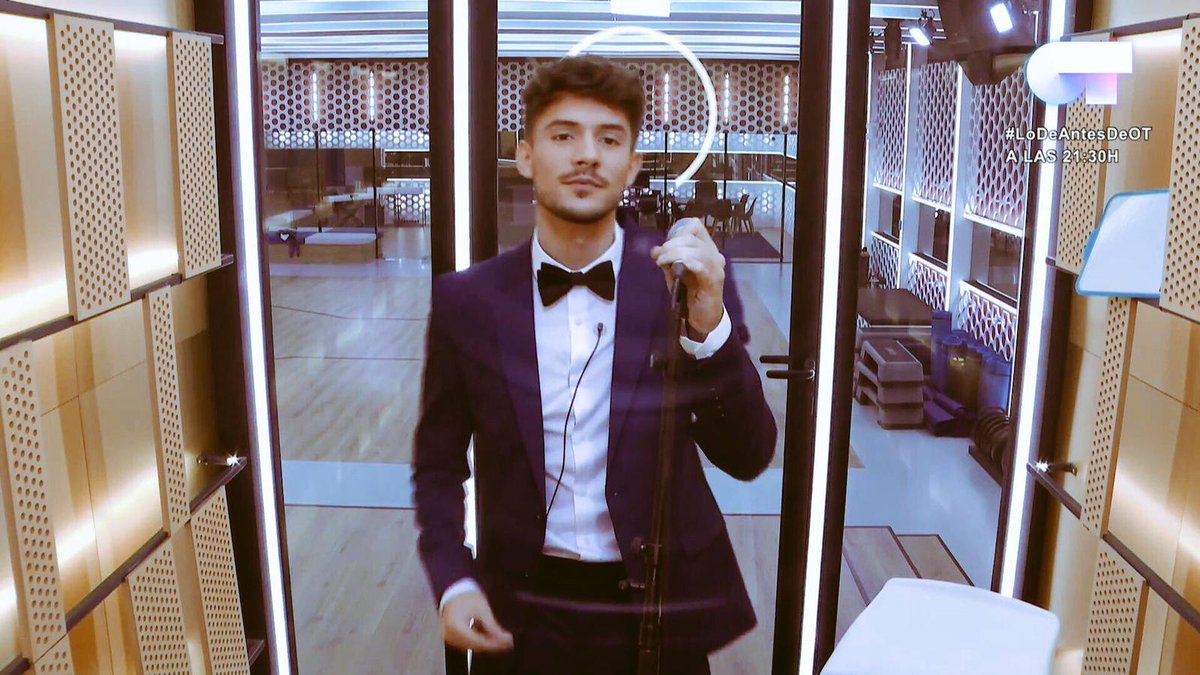 elpikipiki_'s tweet photo. Cosas en las que TODOS estamos de acuerdo esta noche: 

-Todo Twitter (y todos los galeros) queremos casarnos con Carlos.

-Carlos es el novio de España. 

-CARLOS SE QUEDA
#OT18Gala8 https://t.co/VkzJy8WhfY