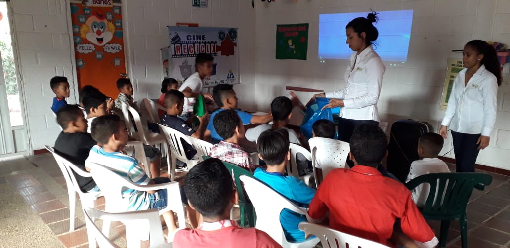 En el B. Mareigua formamos niños y jóvenes, como vigías ambientales mediante la estrategia "Cinereciclo". <a href="/TutoUhiaAlcalde/">Augusto Ramirez Uhia</a> <a href="/CristianMartelo/">Cristian Martelo</a> <a href="/VocalDeControl/">VOCALES DE CONTROL</a> <a href="/El_Pilon/">EL PILÓN</a>