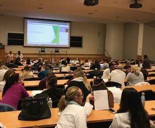 JeannetteKates's tweet image. #IPE in action @JeffersonUniv! @JeffCollegeNur AGPCNP and FNP students and Pharmacy students debriefing after an #interprofessionalsimulation on #chronicpain @DeanJeffNursing @JeffCIPE