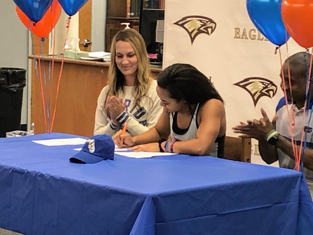 SunPreps's tweet image. Oak Hall track athlete Tymiah Montgomery signs with University of Florida