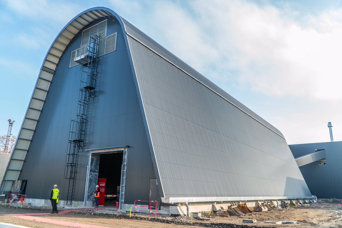 DavidKimelfeld's tweet photo. Imaginez ce silo rempli de 6000m3 de bois. La chaufferie Surville chauffera 100 000 logements de @grandlyon &amp; évitera l’émission de 44 000 tonnes de CO2, l'équivalent de 50 000 véhicules. 
Une solution concrète et innovante pour la transition énergétique du territoire ! https://t.co/L2aV7ia6UT