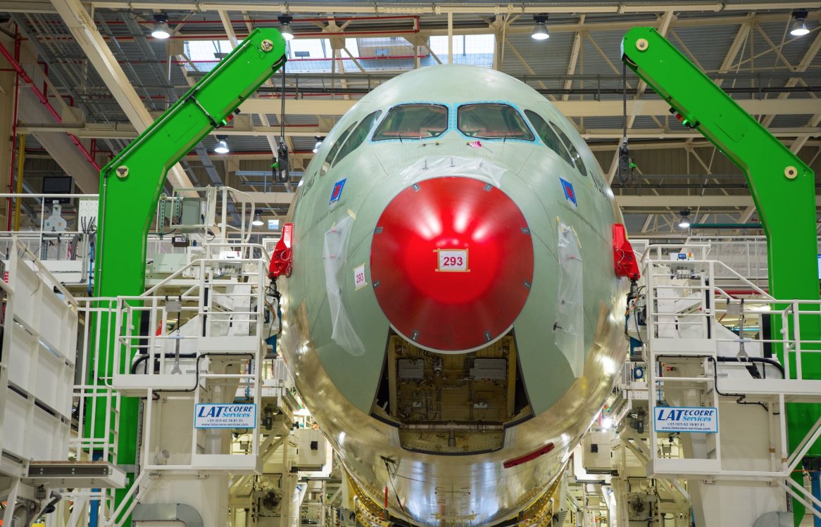 El #A350de @evelopair ya está tomando forma en la línea de ensamblaje final de <a href="/Airbus/">Airbus</a> en Toulouse.