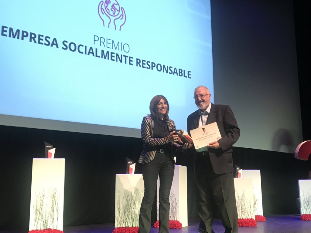 Entrega el premio en la categoría Empresa Socialmente Responsable <a href="/emparmbonafe/">EMPAR MTNEZ. BONAFÉ</a> 🏆 Enhorabuena a <a href="/fnovaterra/">Fundación Novaterra</a> por el premio!👏👏👏