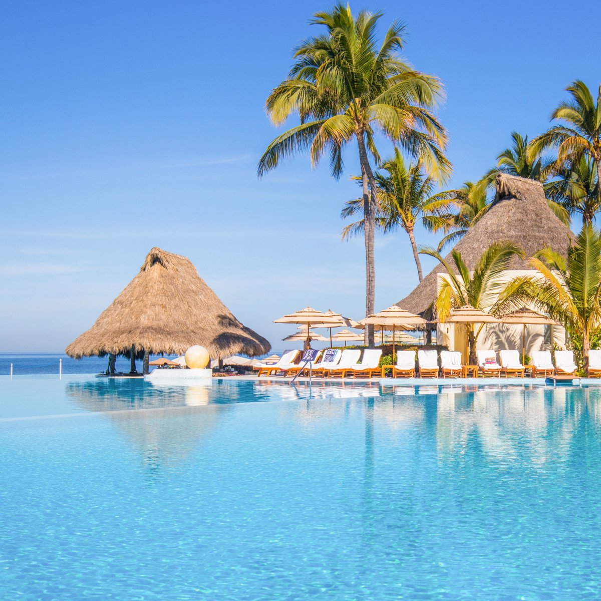 VelasResortsMex's tweet image. Thinking about travel during #winter? How about changing snow for a warmth destination at @VallartaGV? #PreferredChat #IPreferVelasResorts