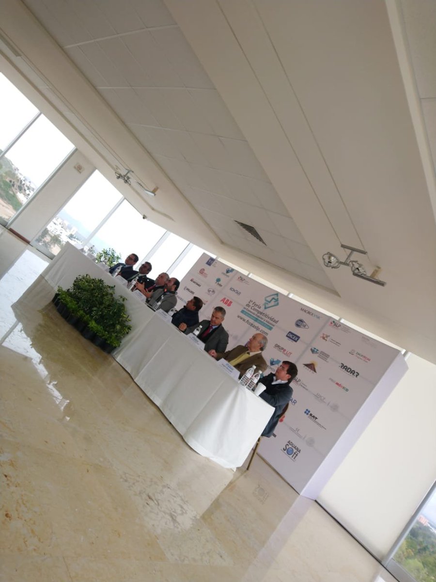 ChronosMexico's tweet photo. Rueda de prensa de la 1er Feria de Competitividad en Comercio Exterior y Aduanas. #FCCEASLP https://t.co/hCsH0qbful