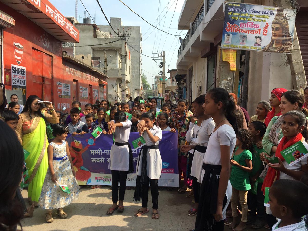 Today children took to streets in 'play parades' shouting slogans of "we learn good things when parents play with us".Their street plays got people watching them, listening to them.Children led advocacy at its best! @GalliGalliSim #TheLegoFoundation #Childrenarethechangemakers