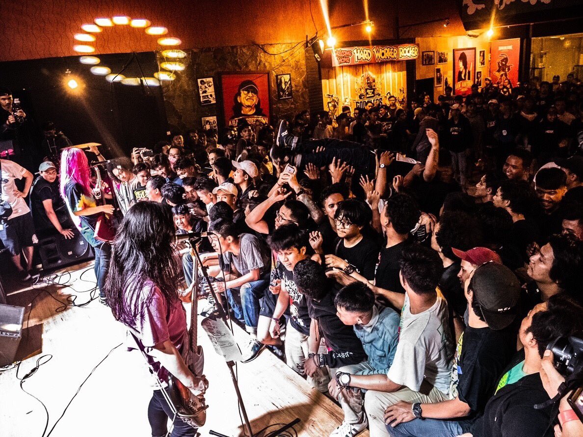 【Instagram更新】

“DREAMS NEVER END ASIA TOUR 2018”

2018.11.14(wed)ｲﾝﾄﾞﾈｼｱ ﾏﾗﾝ God Bless Cafe 2

instagram.com/p/BqLAekgH_Wi/

📸@Toma_0009 

#DizzySunfist #ドリネバアジアツアー