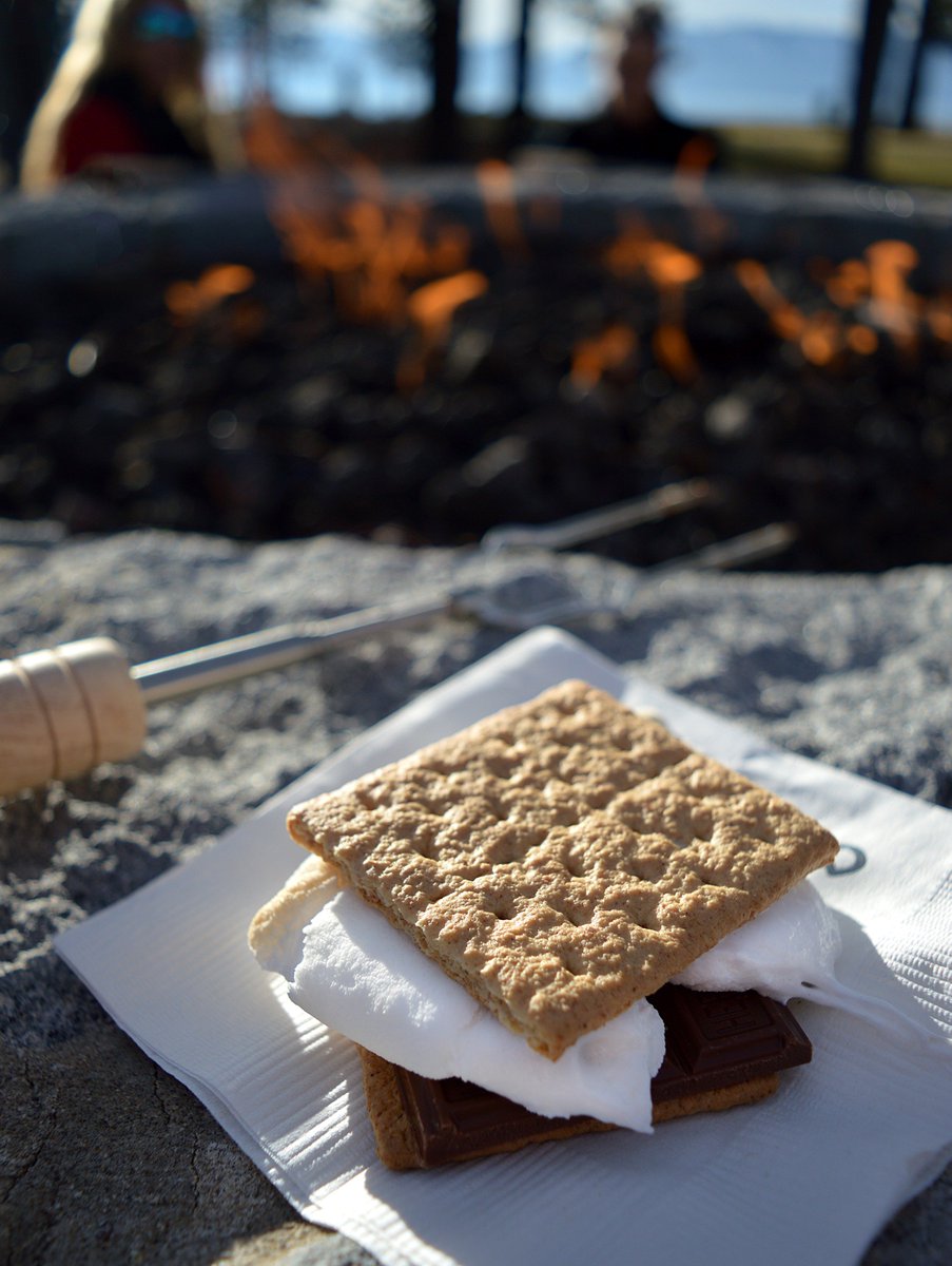 EdgewoodTahoe's tweet photo. Q10: Our favorite festive food... S'MORES! 😋🍫 We love them so much, we share them with our guests nightly in the winter. #PreferredChat https://t.co/iX25dH0irr