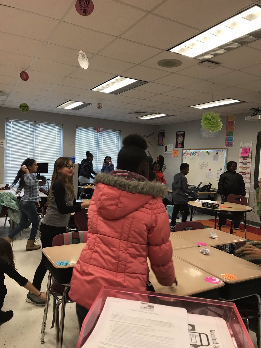 DemetriaSJPark1's tweet image. Today we had a snowball fight #comparingandcontrasting two stories. My classes loved it! #sussexcentralelementaryschool #iteach