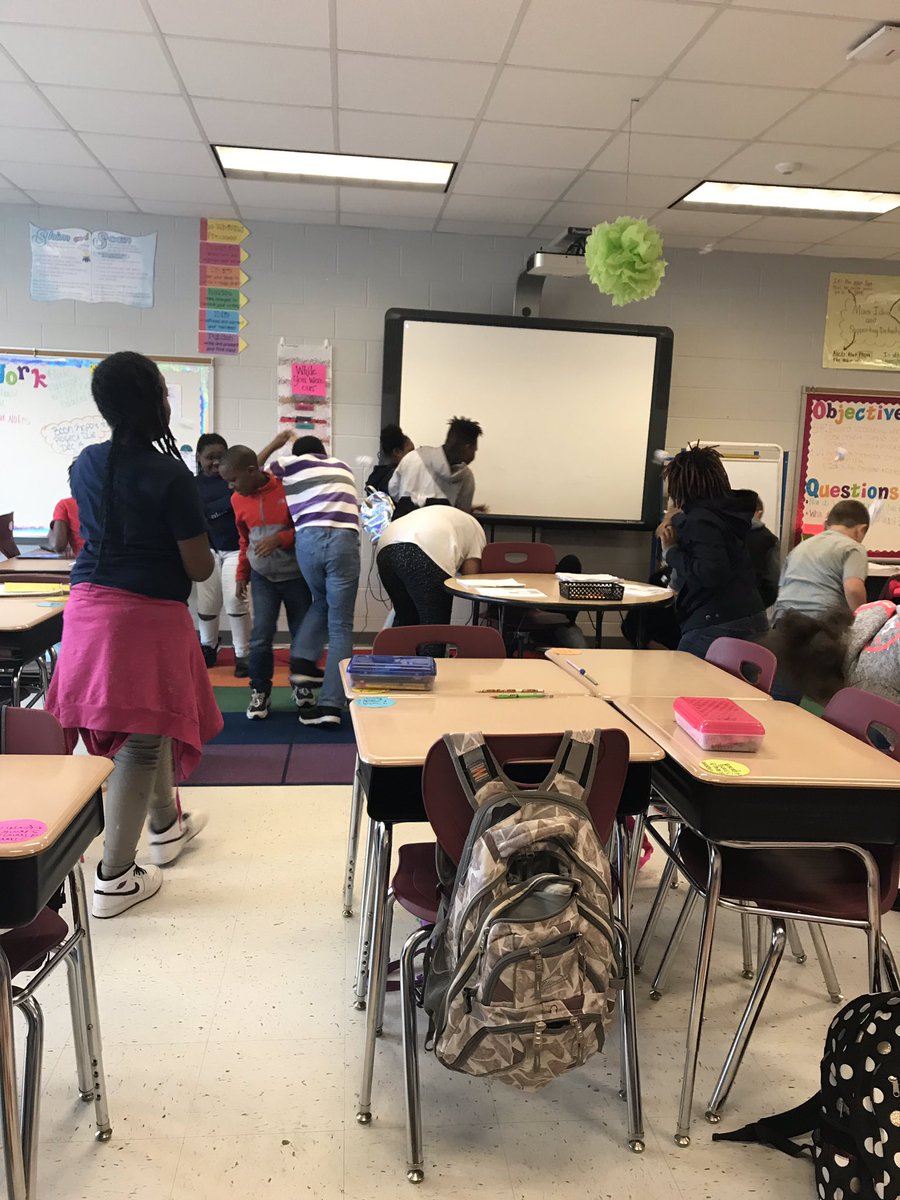 DemetriaSJPark1's tweet image. Today we had a snowball fight #comparingandcontrasting two stories. My classes loved it! #sussexcentralelementaryschool #iteach