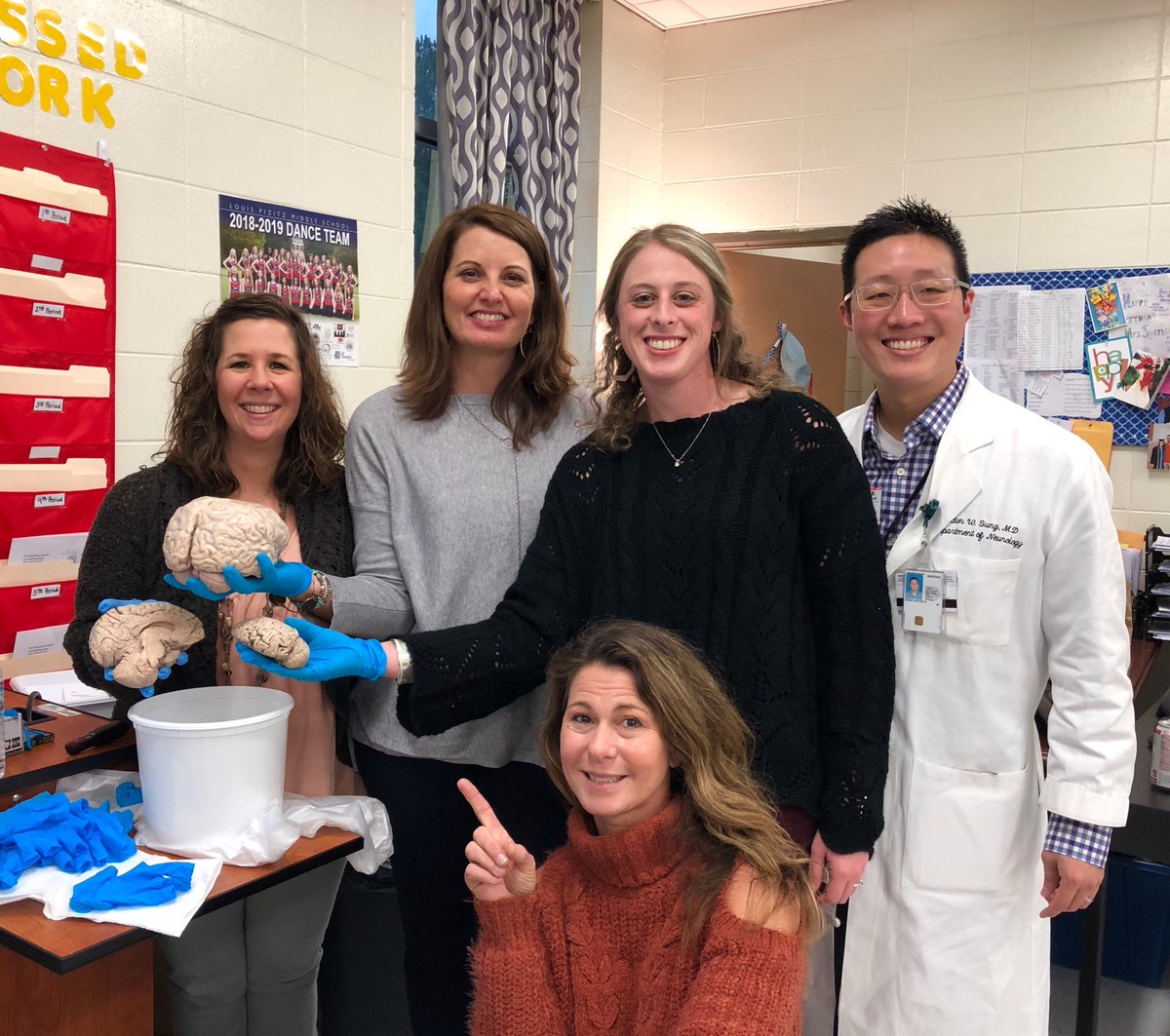 farrarpizitz's tweet photo. Learning about the brain with Dr. Sung @pizitzmiddle #pizitzlearns https://t.co/Zpd3It45Ba