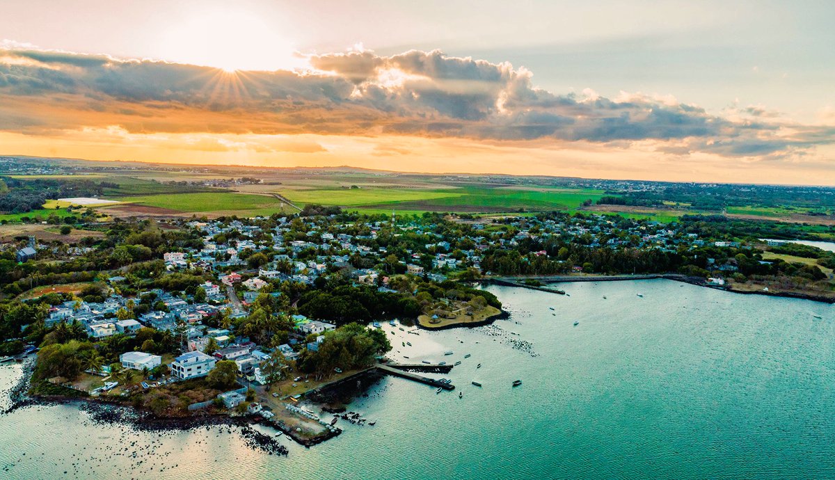 atishnags's tweet photo. “There's a sunrise and a sunset every single day, and they're absolutely free. Don't miss so many of them.” Shot with the @DJIGlobal #Inspire2 #ZenmuseX7 #Mauritius @_PolarPro #dronestagram #dronephotography #dronemauritius #airmauritius #igersmauritius #travel #sea https://t.co/CleBpfBaPk